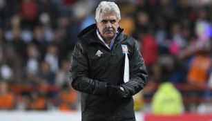 Tuca Ferretti dando en partido con Tigres