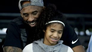 Kobe y Gianna Bryant, en un partido