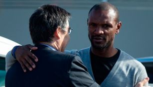 Bartomeu y Abidal se saludan