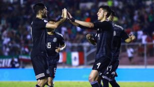 Raúl Jiménez y Edson Álvarez festejan un gol con México