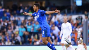 Luis Romo celebrando un gol con Cruz Azul