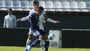 Horacio Torres protege la esférica en un duelo del Pachuca