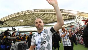 Andres Iniesta con su medalla de campeón 