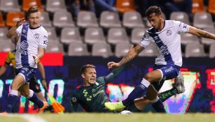 La disputa por el balón entre Puebla y Santos Laguna 