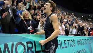 Armand Duplantis festeja tras romper el récord