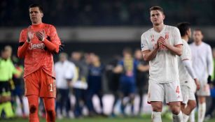 Szczęsny y De Ligt aplauden tras el juego vs Verona