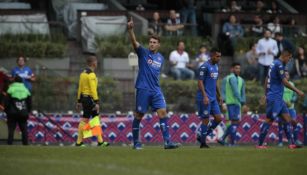 Santiago Giménez marca un gol contra Pachuca