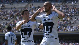 Mozo y González festejan el gol del paraguayo 