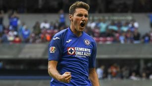 Santiago Giménez celebra una anotación con Cruz Azul