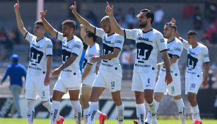 Jugadores de Pumas cantan el 'Goya' tras un juego en el Olímpico