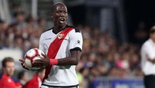 Luis Advíncula durante un duelo con el Rayo Vallecano 