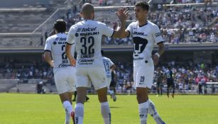 Carlos González y Dinenno celebrando una anotación con Pumas