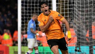 Raúl Jiménez festeja un gol con Wolves