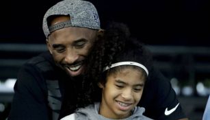 Kobe Bryant y su hija antes de una presentación