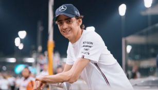 Esteban Gutiérrez posa con una gorra de Mercedes