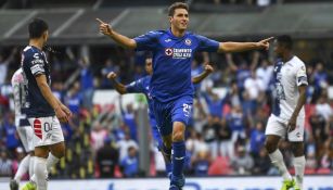 Santiago Giménez celebrando una anotación con Cruz Azul