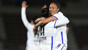 Jugadoras de Cruz Azul festejan un gol 