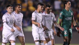 Jugadores de Chivas tras caer en la Jornada 5