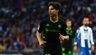 Diego Lainez en un juego con el Betis