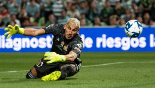 Nahuel Guzmán durante el partido entre Santos y Tigres