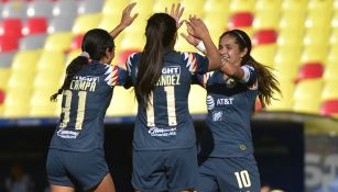 Jugadoras del América celebran una anotación