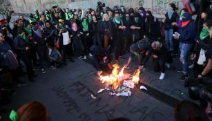 Grupo de feministas, en protestas a fuera de Palacio Nacional