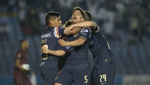 Jugadores de América, festejan gol