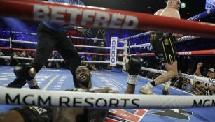 Deontay Wilder en la lona en la pelea ante Tyson Fury