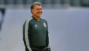 Tata Martino sonríe en un entrenamiento del Tri 