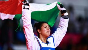 Briseida festeja con la bandera de México