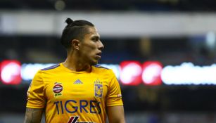 Carlos Salcedo durante un partido con Tigres