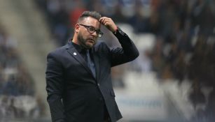 Antonio Mohamed se lamenta en un juego con Rayados 