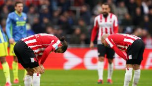 Jugadores del PSV se lamentan tras empate con el Feyenoord 