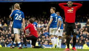 Jugadores del United se molestan tras empate contra el Everton