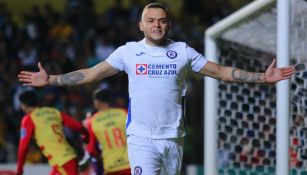 Jonathan Rodríguez celebrando un gol con Cruz Azul