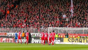 Los Jugadores del Union Berlin van a la grada