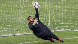 Michel Monea atajando un penal en la Champions League de Oceanía