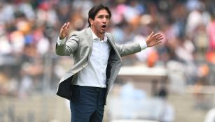 Bruno Marioni en un partido como técnico de Pumas 