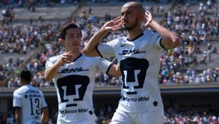 Carlos González festeja un gol con Pumas