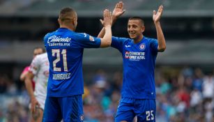 Roberto Alvarado celebrando un gol con Jonathan Rodríguez