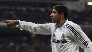 Cicinho durante un partido con el Real Madrid