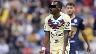 Renato 'N' se molesta durante un juego de las Águilas