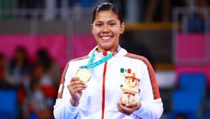 Briseida Acosta con su medalla en Juegos Panamericanos