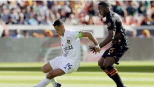 Chicharito cubre el balón ante Houston Dynamo