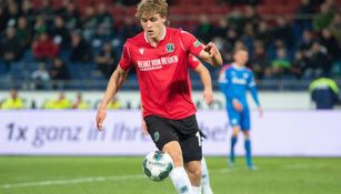 Timo Hübers durante un duelo con el Hannover 96