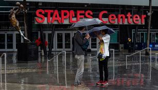 Un par de aficionados, en las afueras del Staples Center