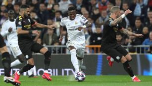 Vinicius conduce el balón en el Real Madrid vs Man City