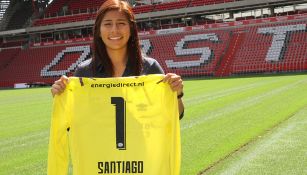 Cecilia posa con la playera de su actual equipo, el PSV