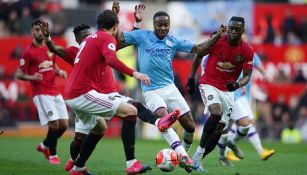 Acción del juego entre Manchester United y Manchester City