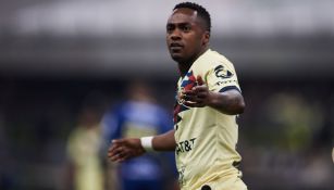 Renato Ibarra durante un duelo con América